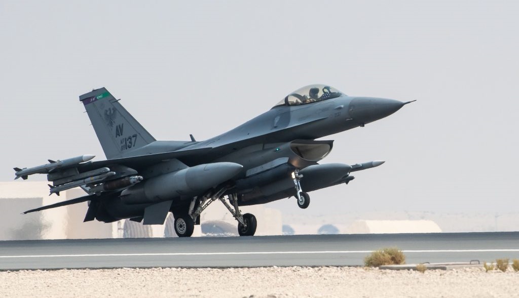 USA har skickat ett F-16 Fighting Falcon stridsflygplan till Persiska viken för att avskräcka Iran, som förstörde tre J-21 Jastreb jetplan i en strid