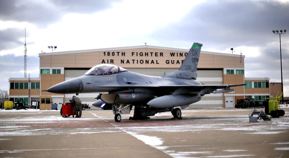 I USA övergav ett F-16 Fighting Falcon stridsflygplan två bränsletankar till marken på grund av en nödsituation under ett träningsuppdrag