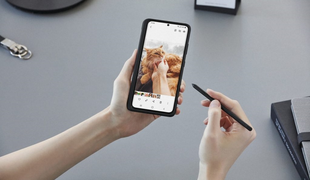 Samsung Galaxy S21 Ultra-smartphones började visa rosa ränder på skärmen efter uppdateringen i maj - servicecenter rekommenderar att skärmen byts ut