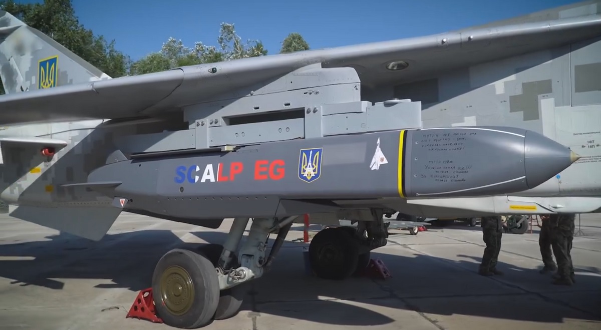 Zelenskyy visade först franska SCALP-EG-missiler med en räckvidd på mer än 250 kilometer på ett ukrainskt Su-24-bombplan vid frontlinjen