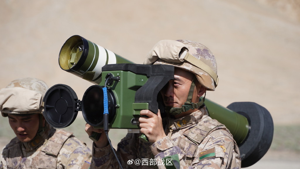 Kineserna har avslöjat det 18 000 dollar dyra Red Arrow-12 anti-tank missilsystemet, som anses vara en analog till FGM-148 Javelin