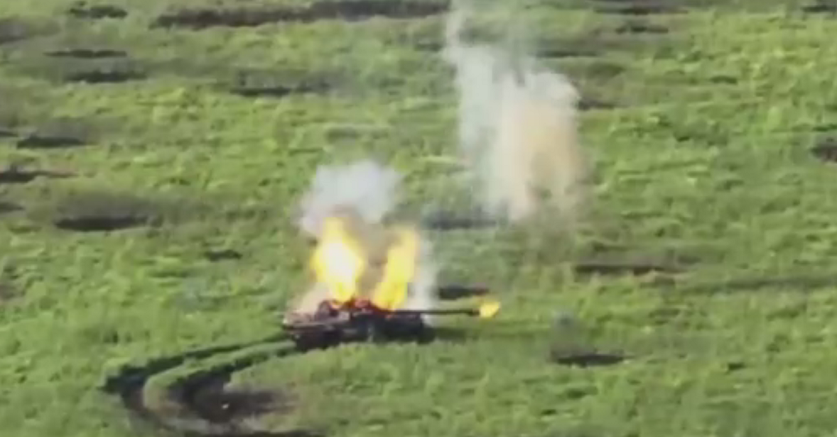 Ukrainsk FPV-drönare bränner rysk T-80BV stridsvagn från insidan och landar exakt i öppen lucka
