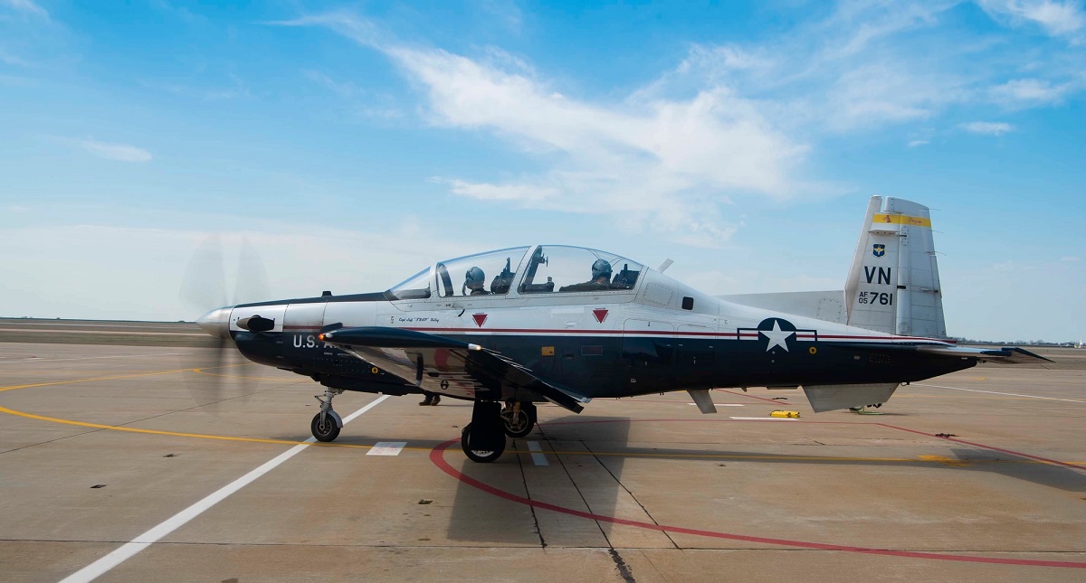 U.S. Air Force kommer att inspektera 99 T-6 Texan II efter att en kraftig storm skadat minst 12 skolflygplan i Oklahoma