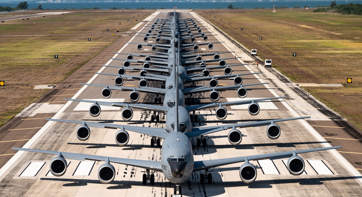 Det amerikanska flygvapnet vill skicka upp till 100 drönare från KC-135 tankflygplan för spaning, räddning av piloter och för att locka fram luftvärnsrobotar