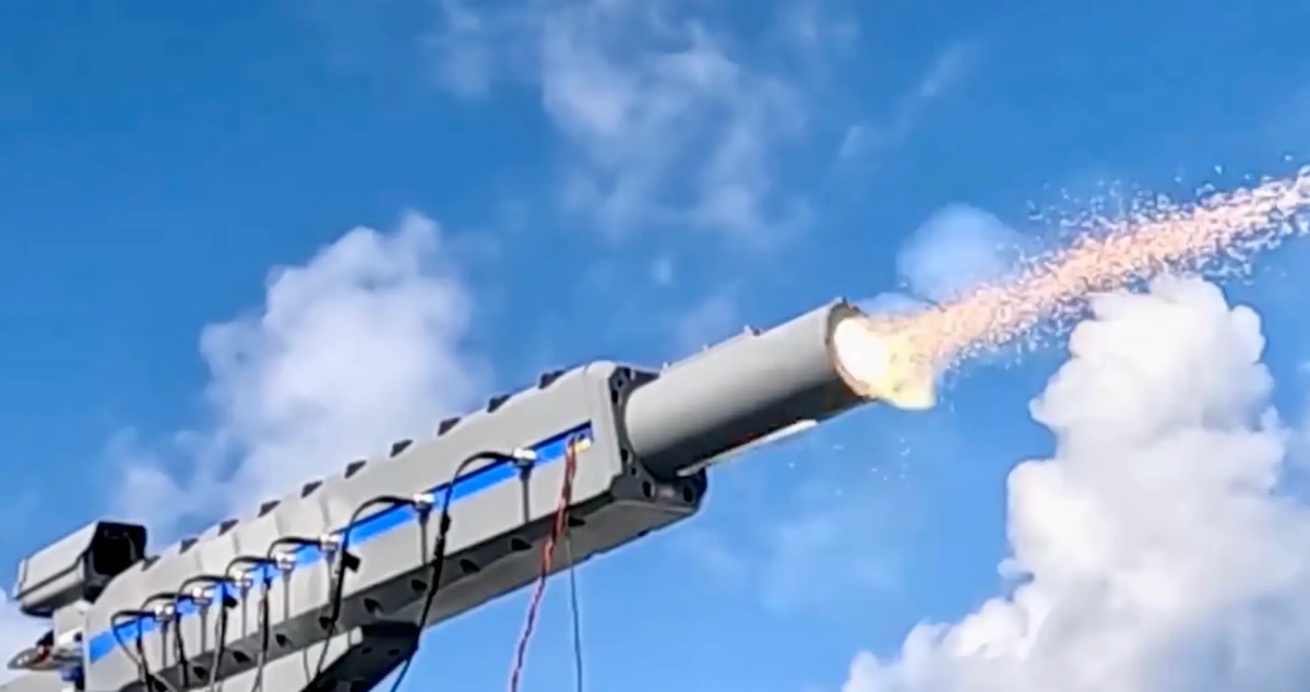 Japan har blivit det första landet i världen att testa en elektromagnetisk railgun på ett fartyg - kanonen kan accelerera en 40 mm projektil till 2,23 km/sek