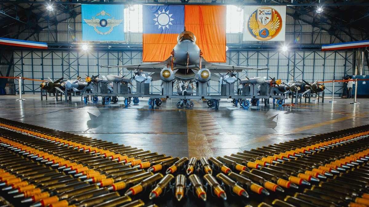 Taiwan Air Force's mest avancerade F-16V stridsflygplan förstörde nästan sitt eget fartyg genom att släppa en 900 kg Mk-84 bomb bredvid det