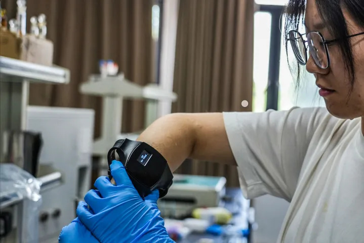 Forskare från Kina har utvecklat en smartklocka med en svettsensor