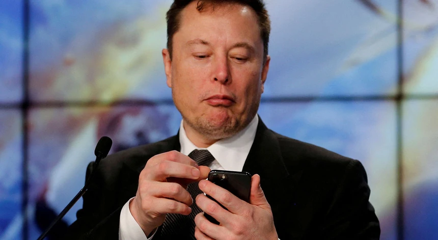 Polisen kommer inte att bötfälla Elon Musk för att ha använt en smartphone när han körde en Tesla med full självkörning aktiverad