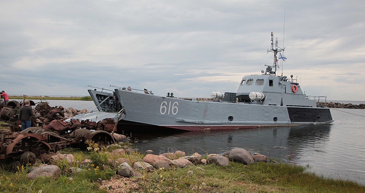 Ukrainska marina drönare förstörde fullständigt ryska landningsfartyg från projekten "Serna" och "Akula" på Krim