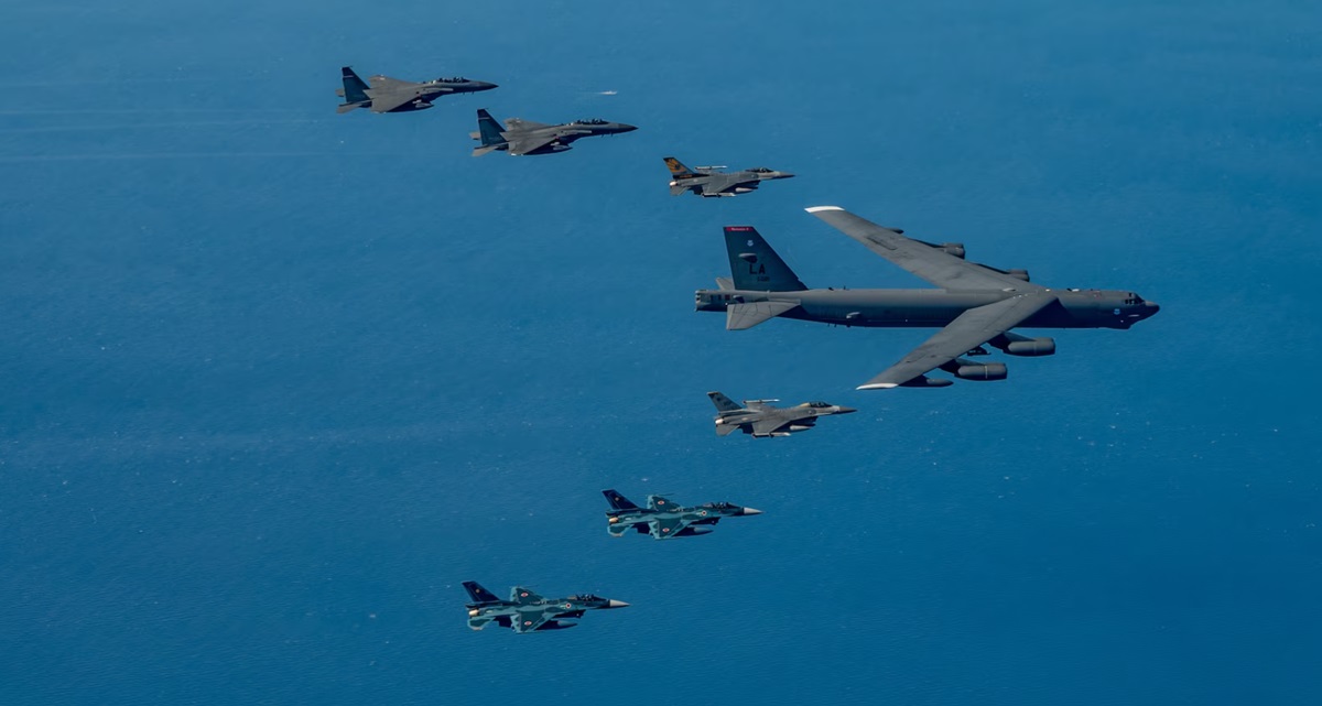 USA, Republiken Korea och Japan genomförde den första trilaterala flygövningen någonsin med B-52H Stratofortress, F-16 Fighting Falcon, F-15K Eagle och F-2