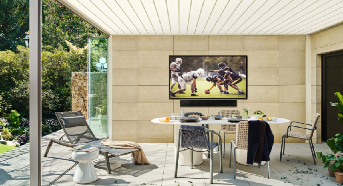 Samsung har presenterat The Terrace, en stor TV med Neo QLED-skärm, vatten- och dammtålighet för utomhusbruk för 20 000 USD