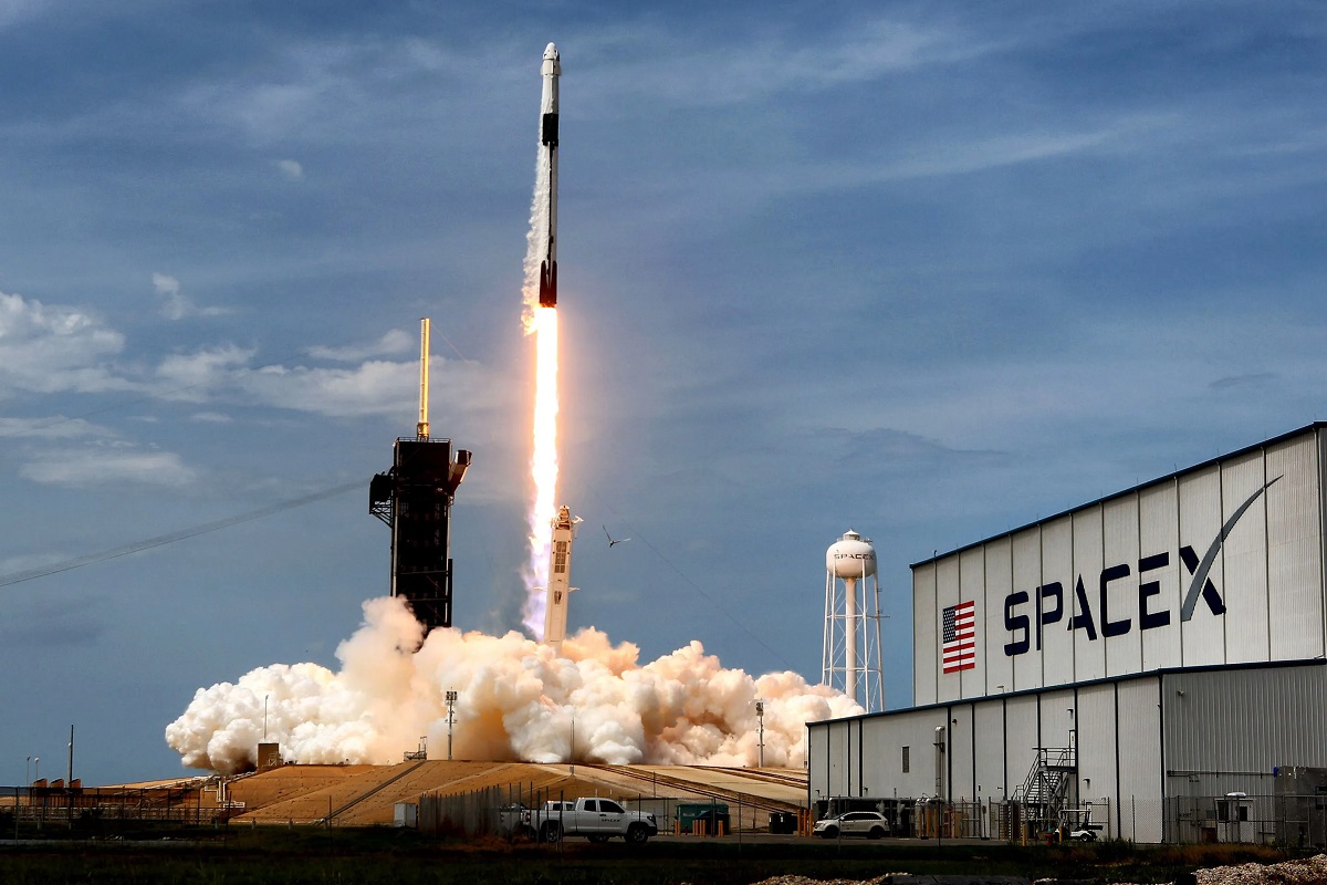 Trots konkurrens kommer SpaceX att skicka upp nästan 200 Lightspeed-internetsatelliter från det kanadensiska företaget Telesat i omloppsbana