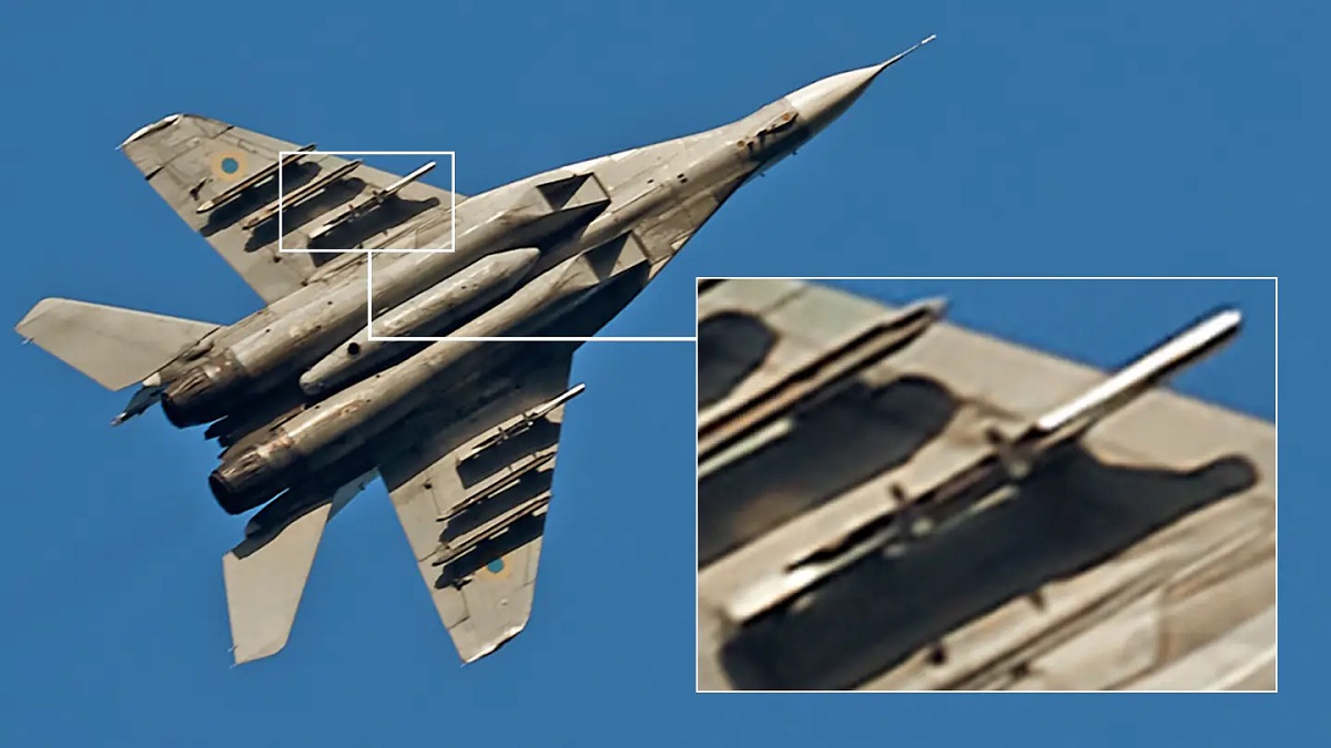 Ukrainska flygvapnet publicerar foto av MiG-29 med mystiska missilpyloner