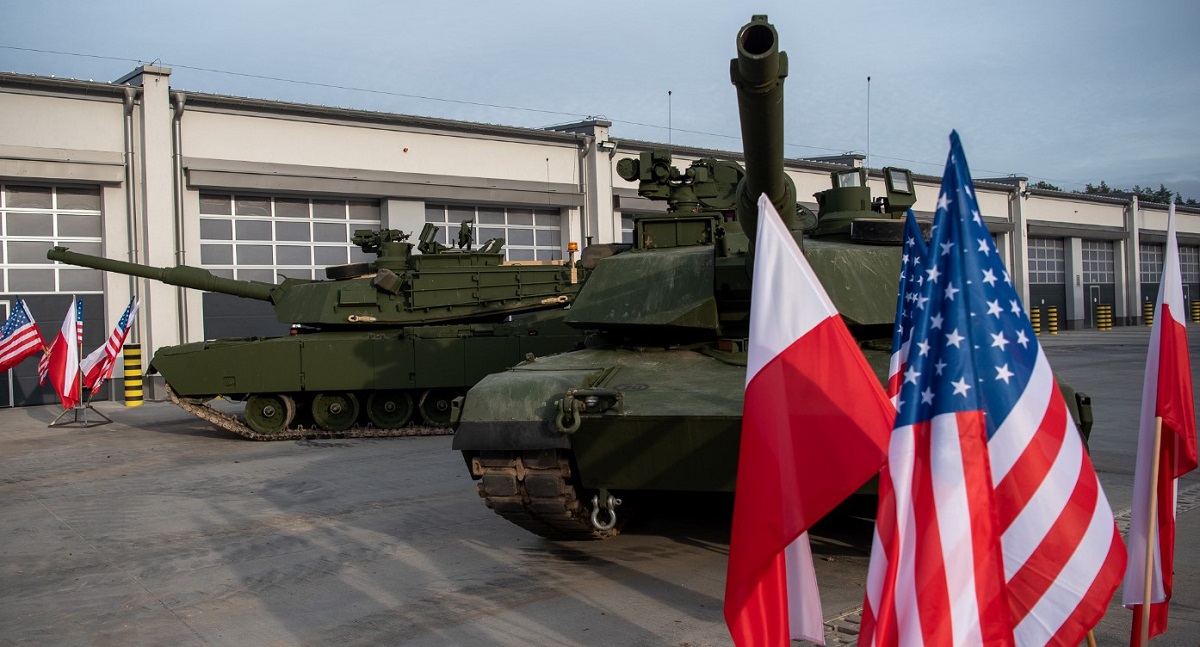 USA levererar första omgången M1A1 Abrams stridsvagnar till Polen enligt ett kontrakt värt 1,4 miljarder USD