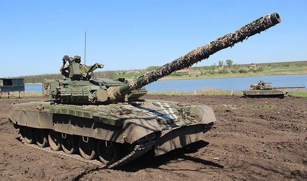 FPV-drönare levererade försiktigt sprängämnen till den öppna luckan på en T-80BV och förstörde en rysk stridsvagn