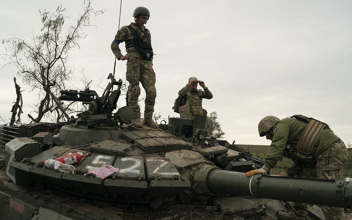 Ukraina överlämnar beslagtagen rysk militär utrustning till Storbritannien för undersökning