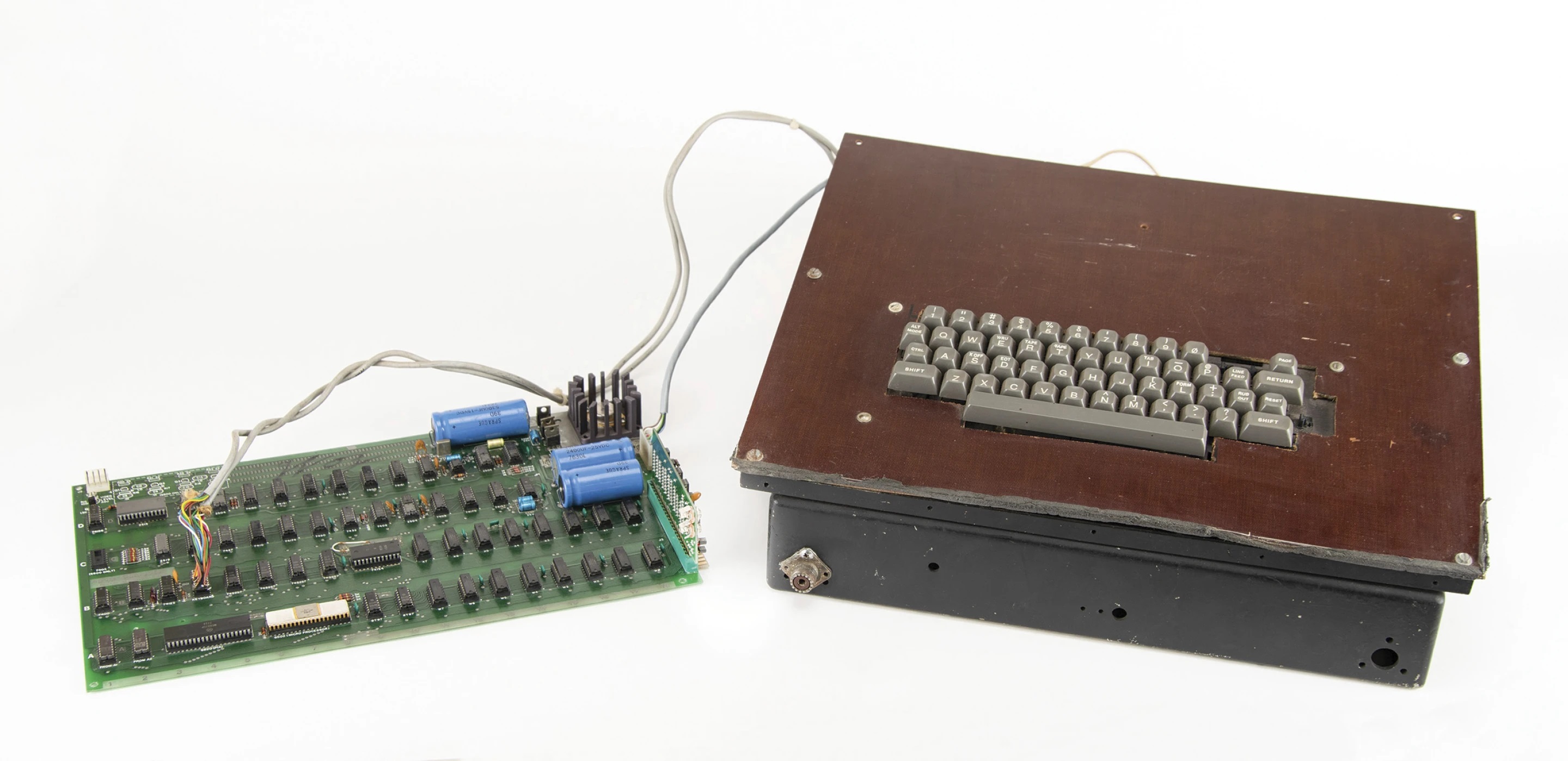 Apples första dator, som lanserades på 70-talet, säljs på auktion - den planeras att säljas för 200 000 dollar
