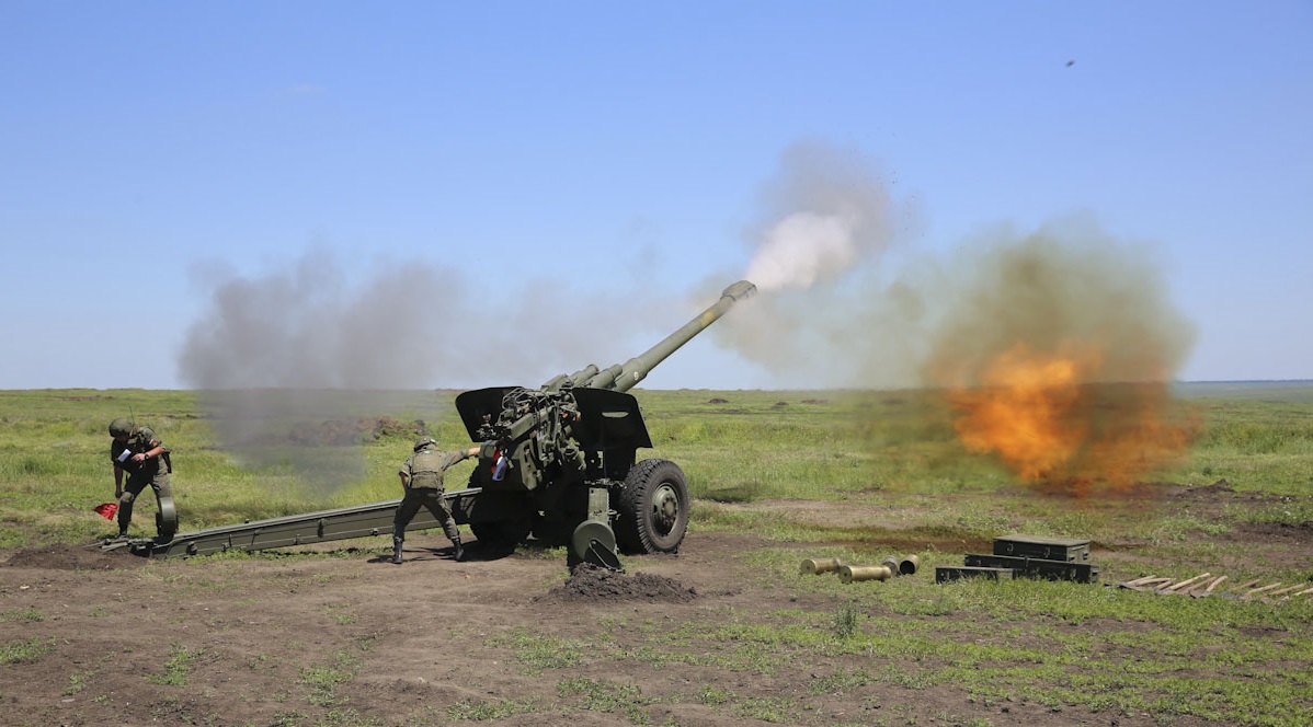 Ukrainas väpnade styrkor förstör sovjetisk 152 mm Msta-B haubits 2A65 i Ryssland