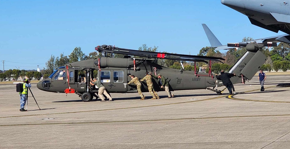 Australien har fått de tre första av 40 Sikorsky UH-60M Black Hawk-helikoptrar enligt ett kontrakt värt 2 miljarder USD