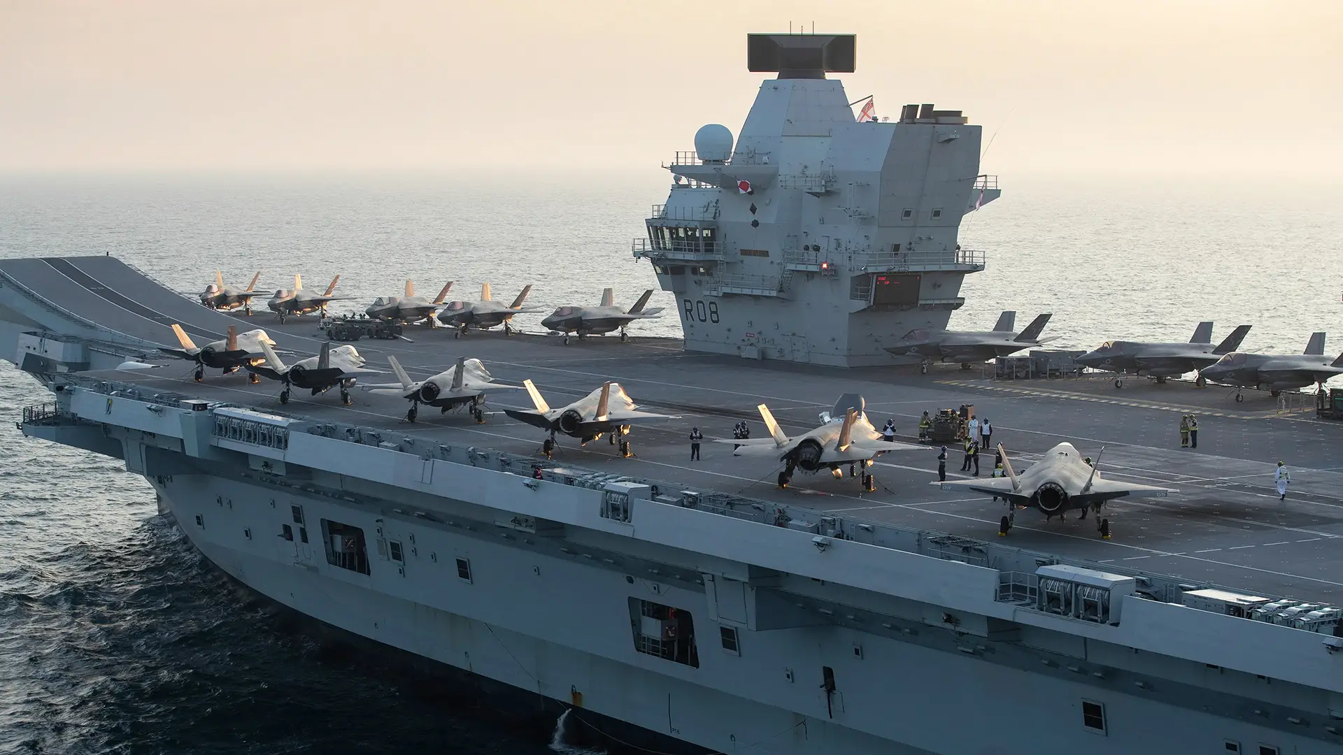 Royal Navy vill utrusta hangarfartyget Queen Elizabeth med katapulter och drönare för luftmålning