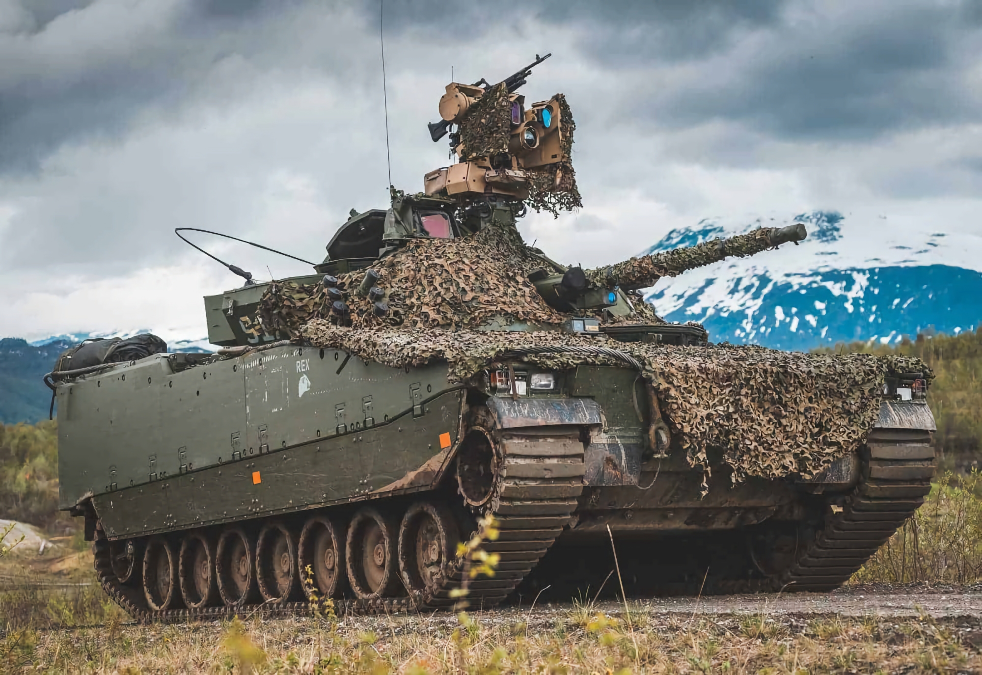 Volodymyr Zelenskyy bekräftade att Ukraina kommer att tillverka svenska CV90 infanteristridsfordon