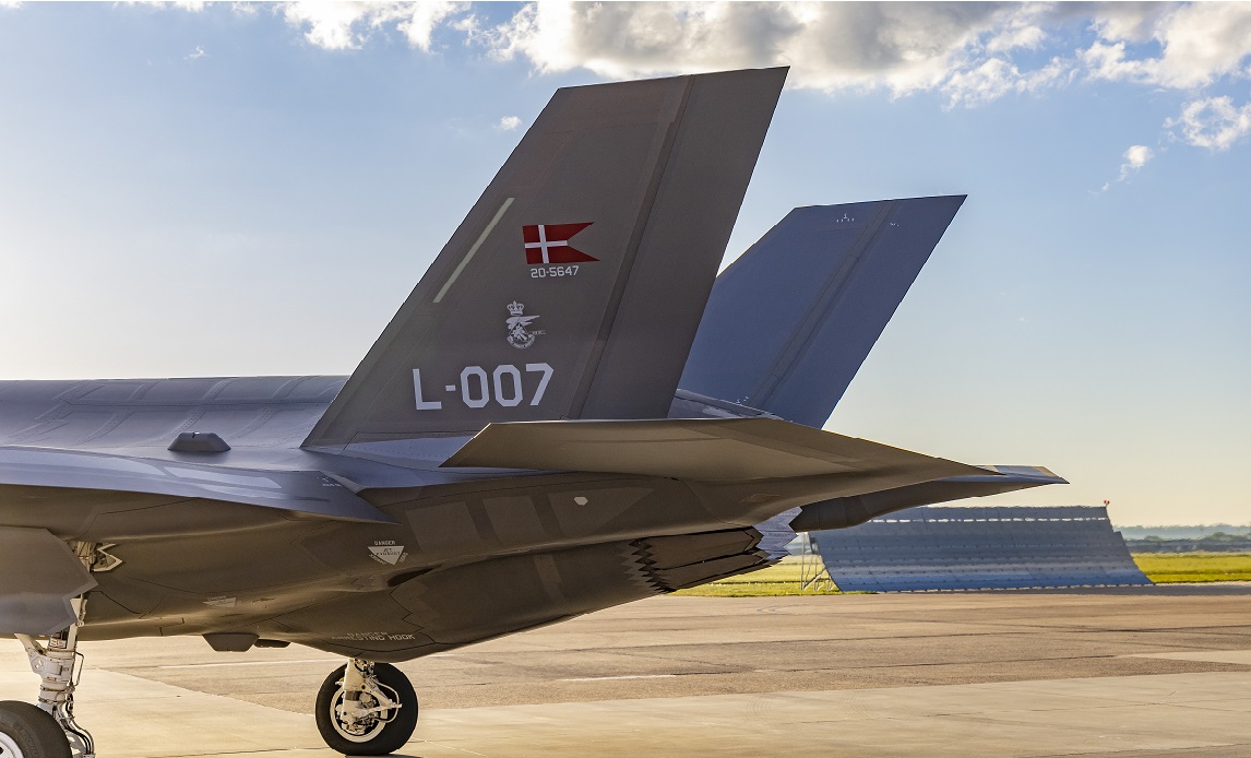 Lockheed Martin har levererat de första femte generationens F-35 Lightning II stridsflygplan till Danmark, men leveranserna av de nya flygplanen kommer inte att fortsätta förrän ett år senare