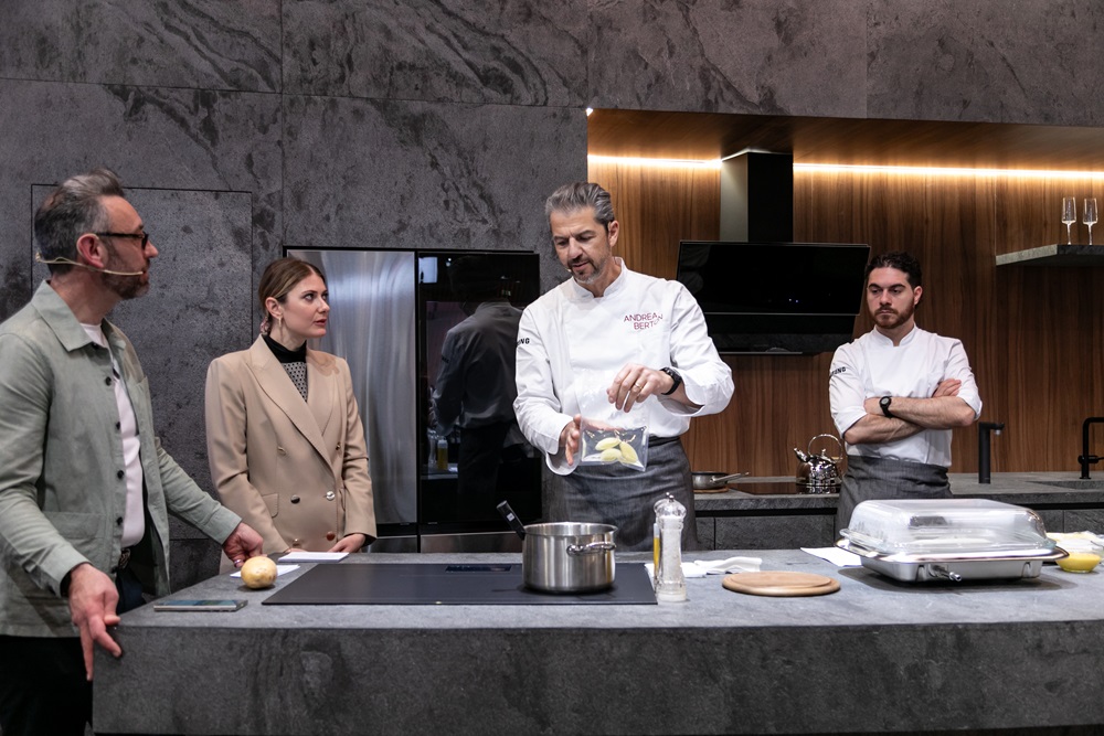 Samsung demonstrerar matlagning med artificiell intelligens på EuroCucina 2024 i Milano