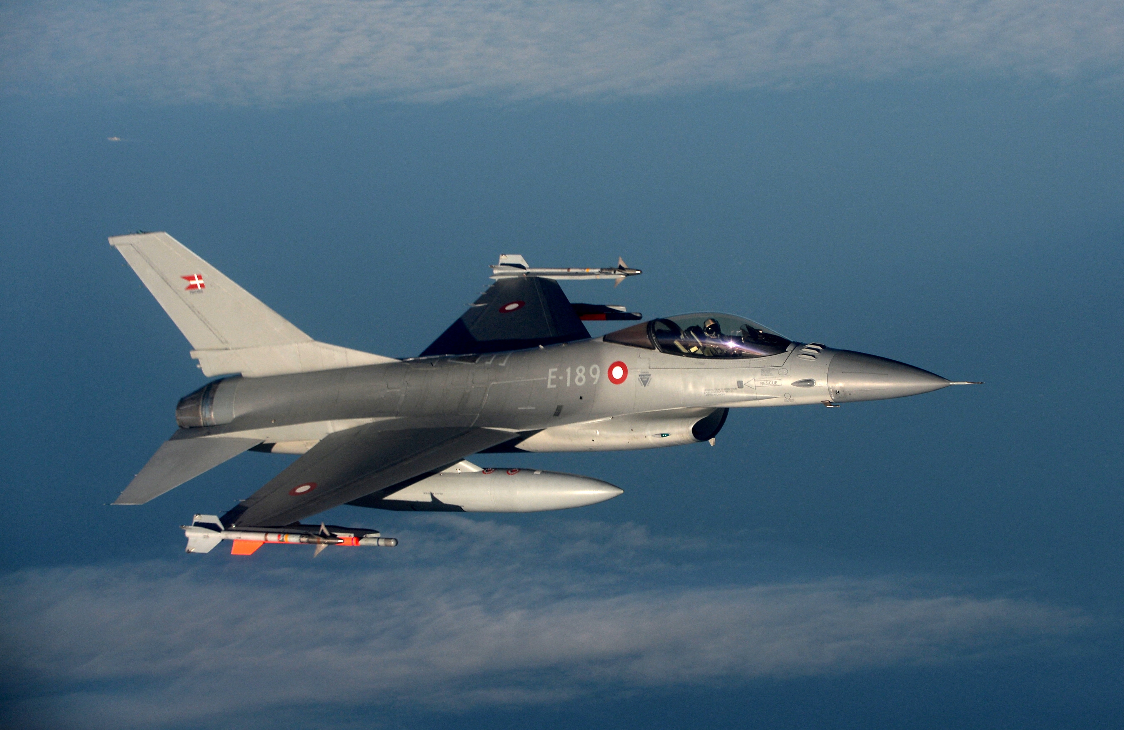 Det är officiellt: Danmark börjar utbilda ukrainska piloter i F-16 Fighting Falcon-jaktplan