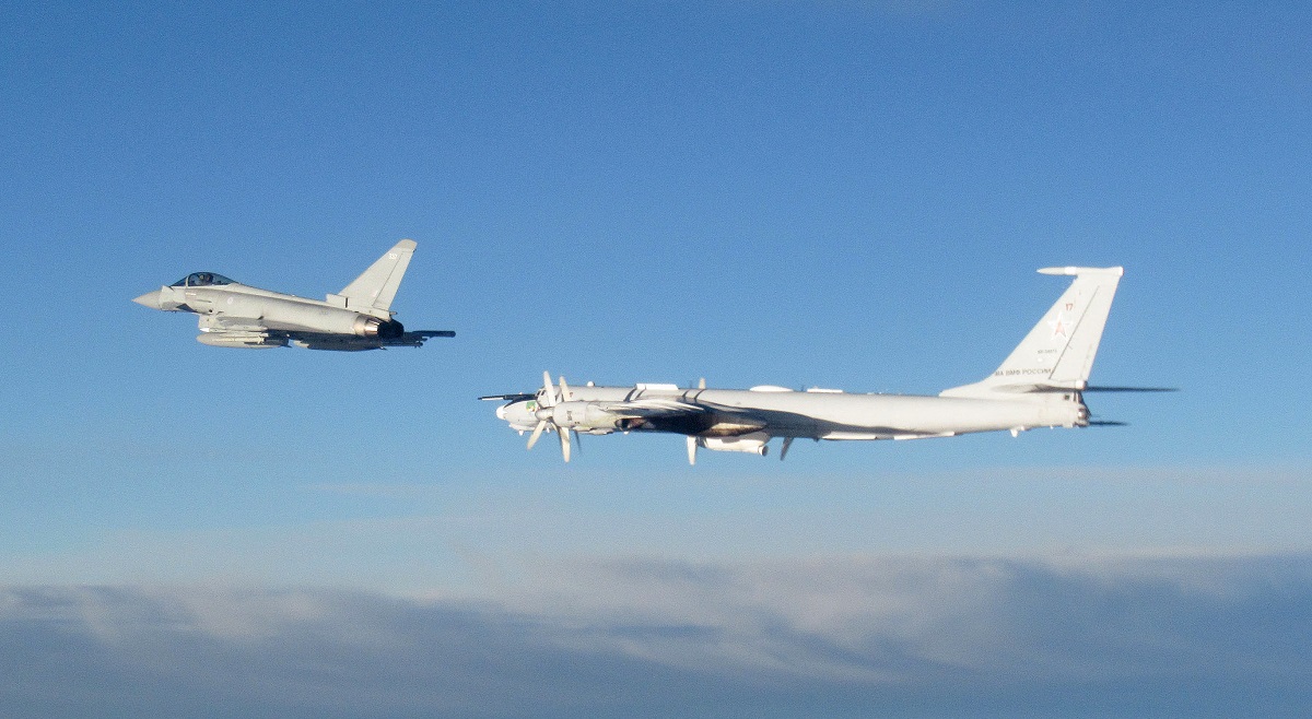 Det brittiska flygvapnets Eurofighter Typhoon följde två ryska ubåtsjaktplan av typen Tu-142, som är konstruerade för att neutralisera amerikanska kärnvapenbestyckade ubåtar