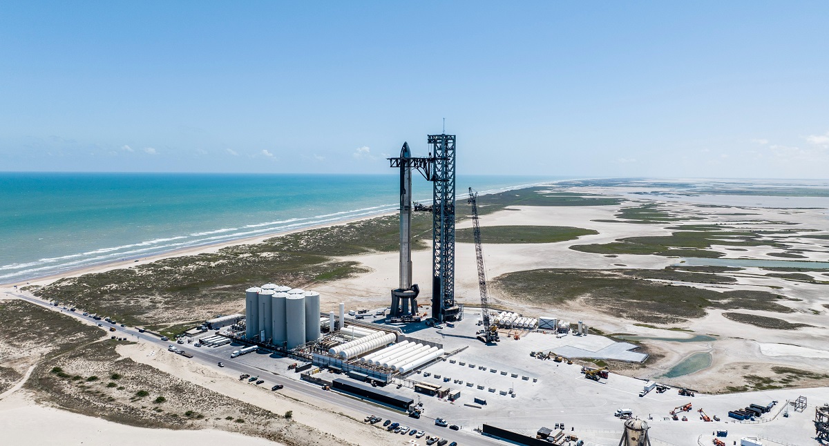 Den 140 meter höga roboten Mechazilla förberedde uppskjutningen av SpaceX Starships kraftfullaste raketsystem i historien