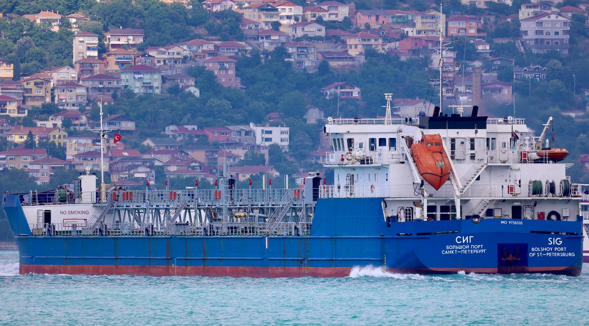 En drönare med 450 kg TNT rammade en oljetanker från SIG som förser den ryska armén med bränsle