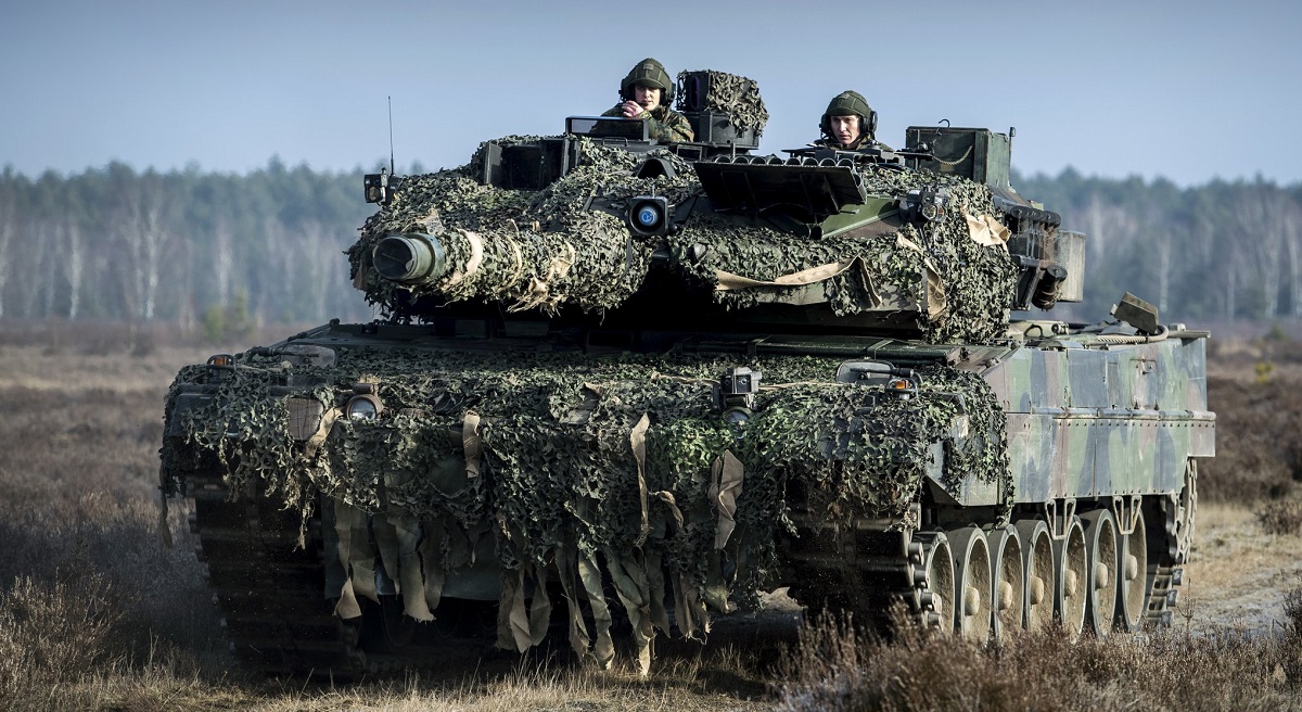 Ukrainas väpnade styrkor visar för första gången bilder på den tyska stridsvagnen Leopard 2A6 i strid vid fronten