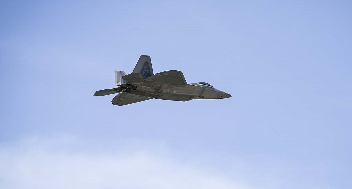USA skickar grupp av femte generationens F-22 Raptor stridsflygplan till Japan