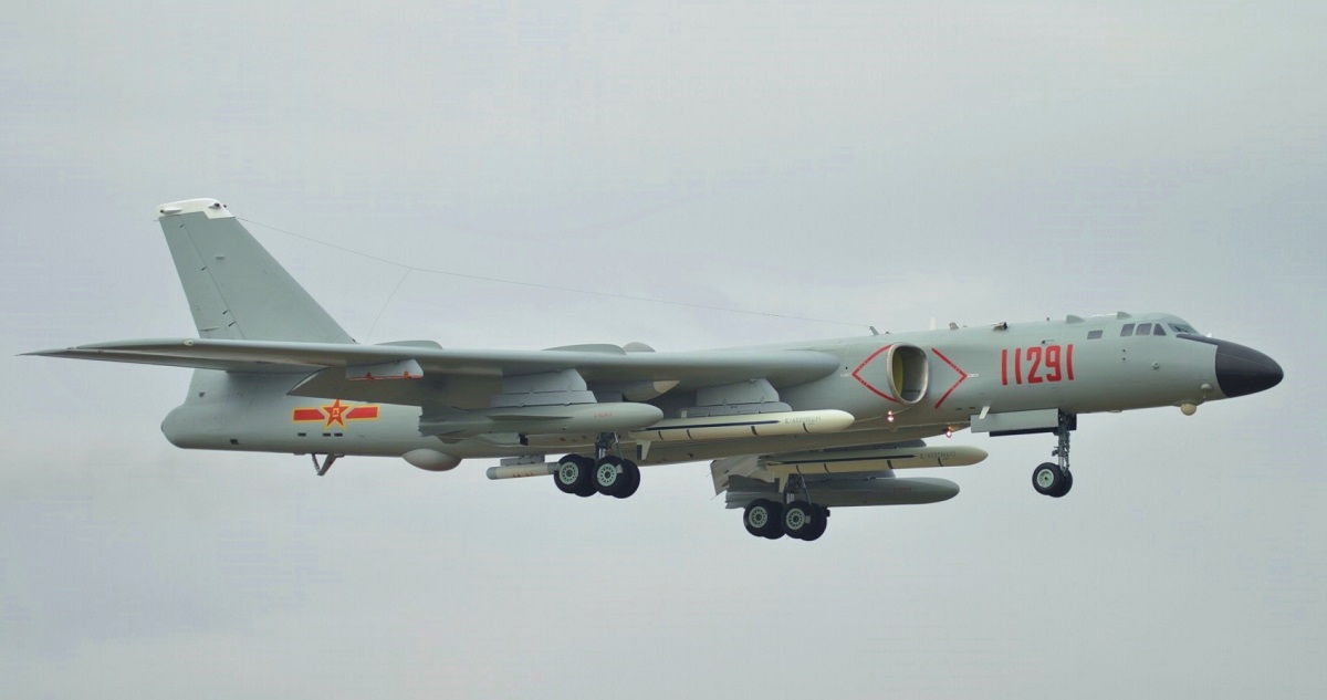 H-6 kärnvapenbombare eskorterade av J-10, J-16 stridsflygplan och kinesiska krigsfartyg närmade sig Taiwan - flygplanet passerade luftförsvarets identifieringszon