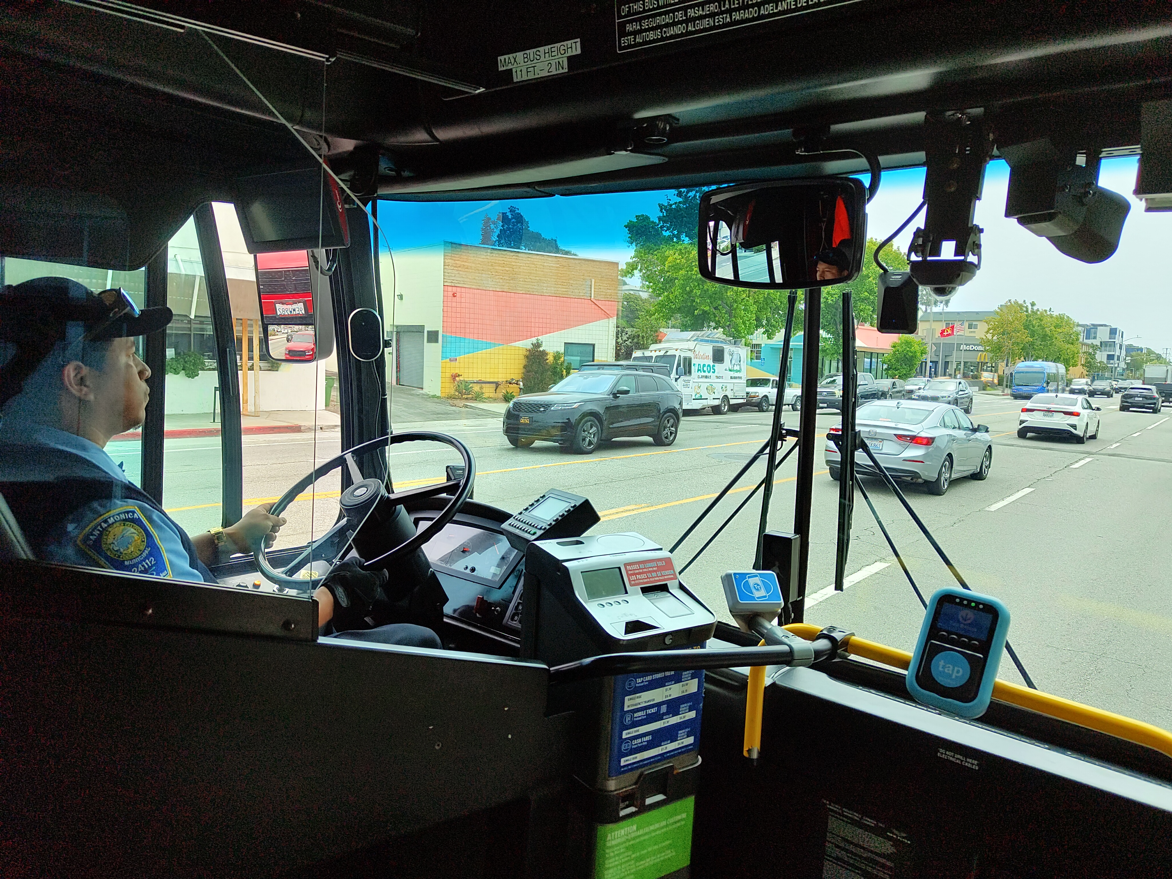 I USA är bussar utrustade med artificiell intelligens som automatiskt bötfäller bilar som parkerats på busslinjen
