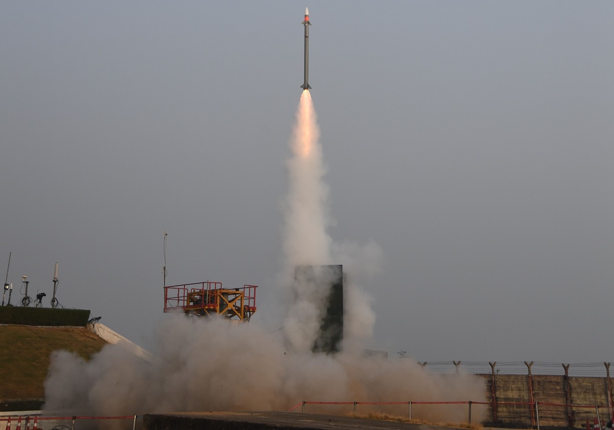 Indien bygger sitt eget luftförsvarssystem som kommer att kunna skjuta ned missiler, drönare, flygplan, helikoptrar och precisionsammunition inom en radie av 350 km