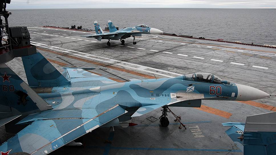 Ryssarna har för första gången på video visat ett däckmonterat Su-33 stridsflygplan sekunder efter att det kraschat i Medelhavet när det försökte landa på hangarfartyget Admiral Kuznetsov