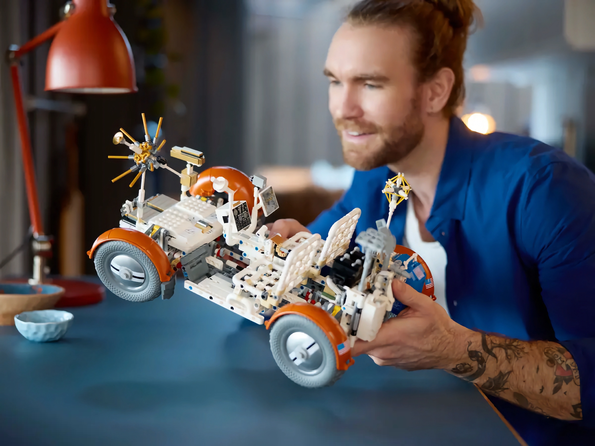 LEGO presenterade NASA Apollo Lunar Roving Vehicle NASA Apollo Lunar Roving Vehicle-uppsättningen, den har 1 913 delar och kostar $ 219