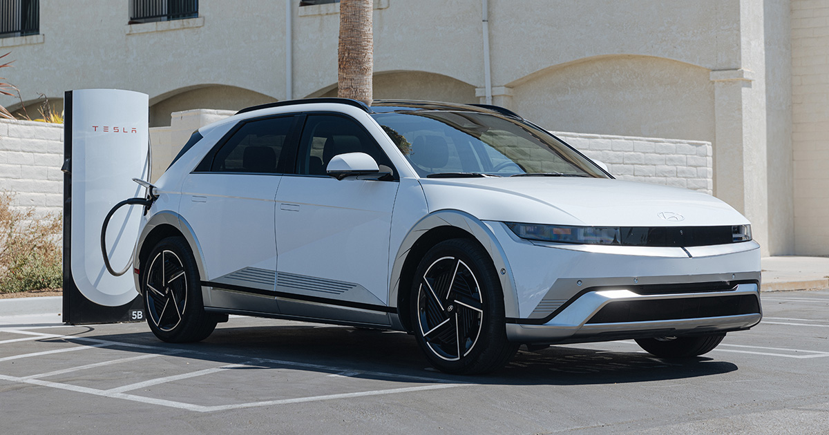 Hyundai Ioniq 5 framgångsrikt laddad vid en Tesla Supercharger-station