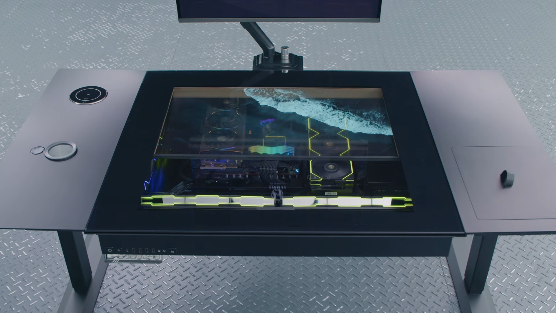 Lian Li har lanserat DK-07 - det ursprungliga PC-fodralet med en integrerad transparent OLED-skärm