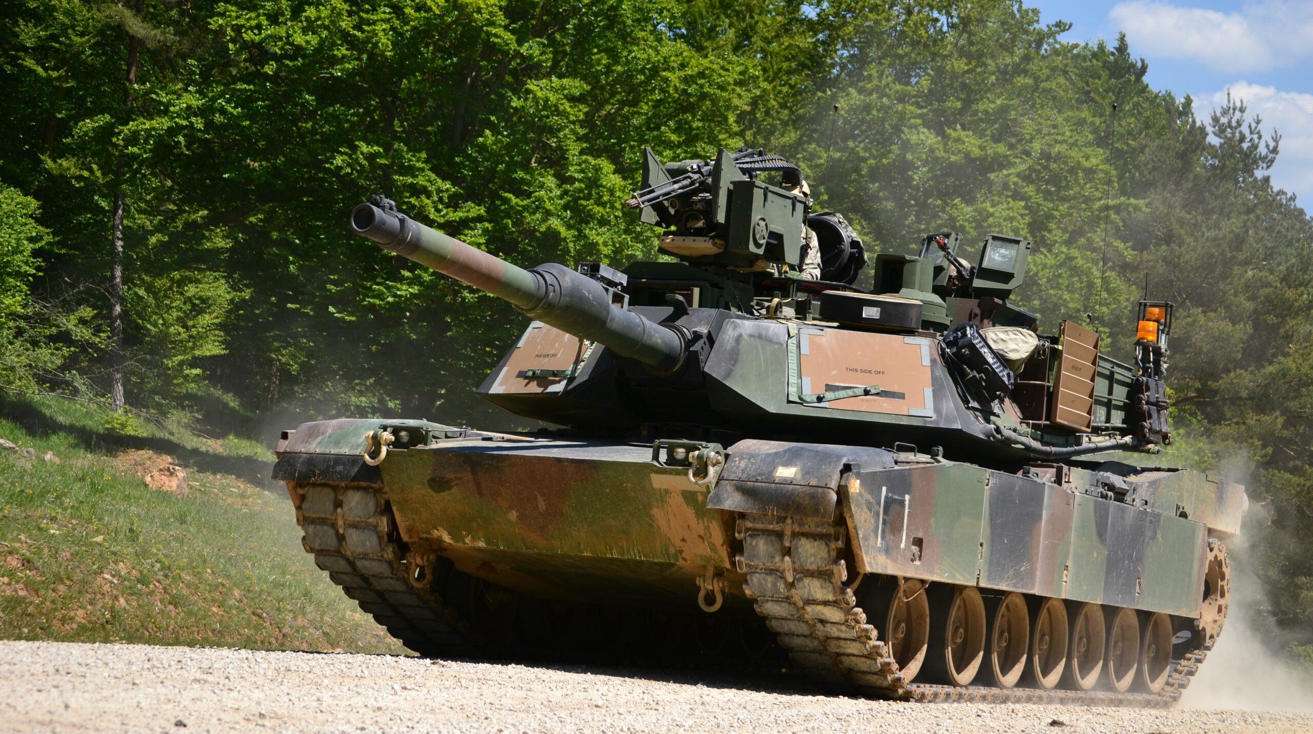 Polen tar emot första omgången amerikanska M1A1FEP Abrams-stridsvagnar