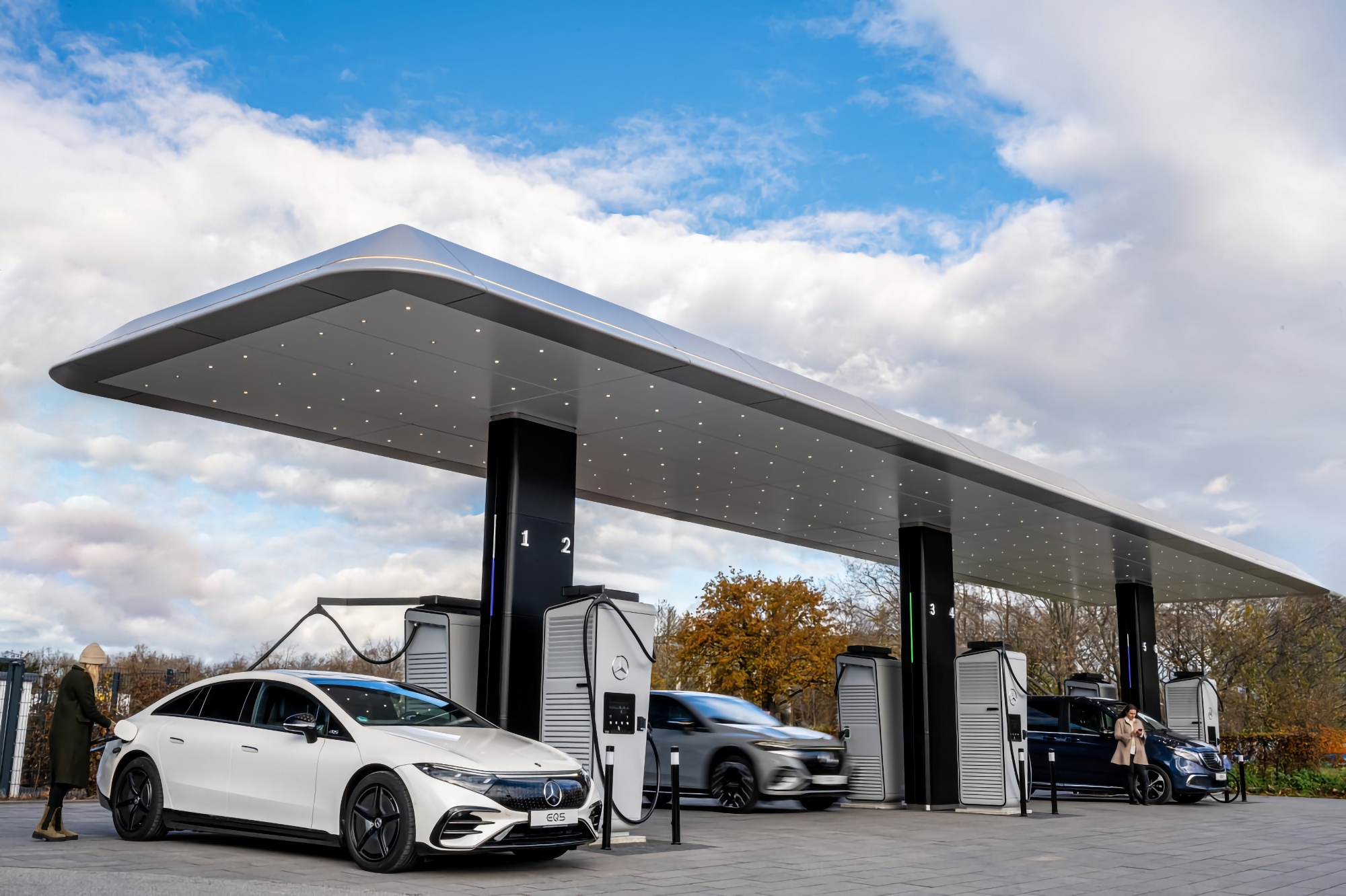 Mercedes har öppnat en märkeshubb i Europa med laddstationer för elfordon med en kapacitet på 300 kW