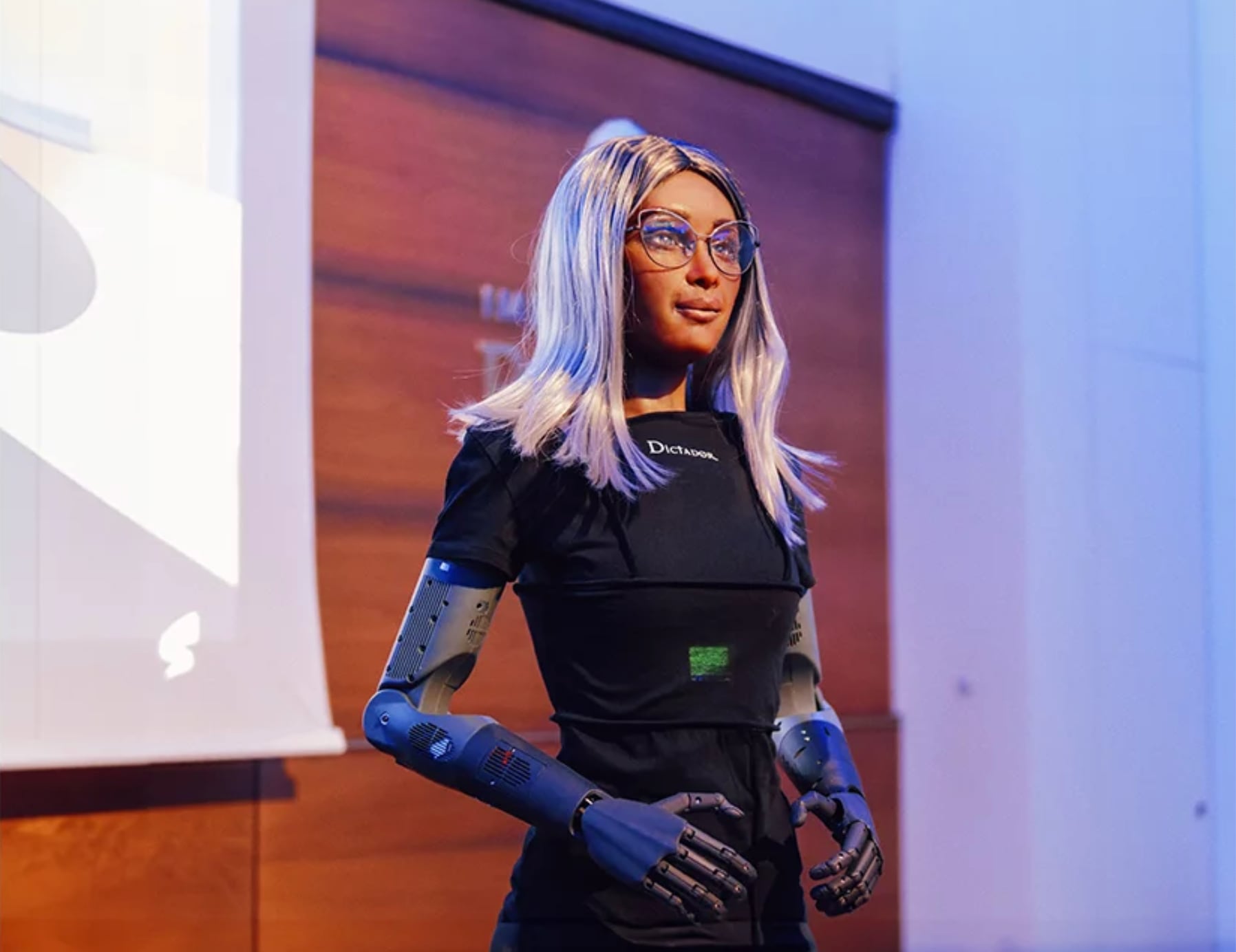 Humanoidroboten Mika blir världens första AI-vd på Dictador, ett polskt företag som tillverkar samlarrom