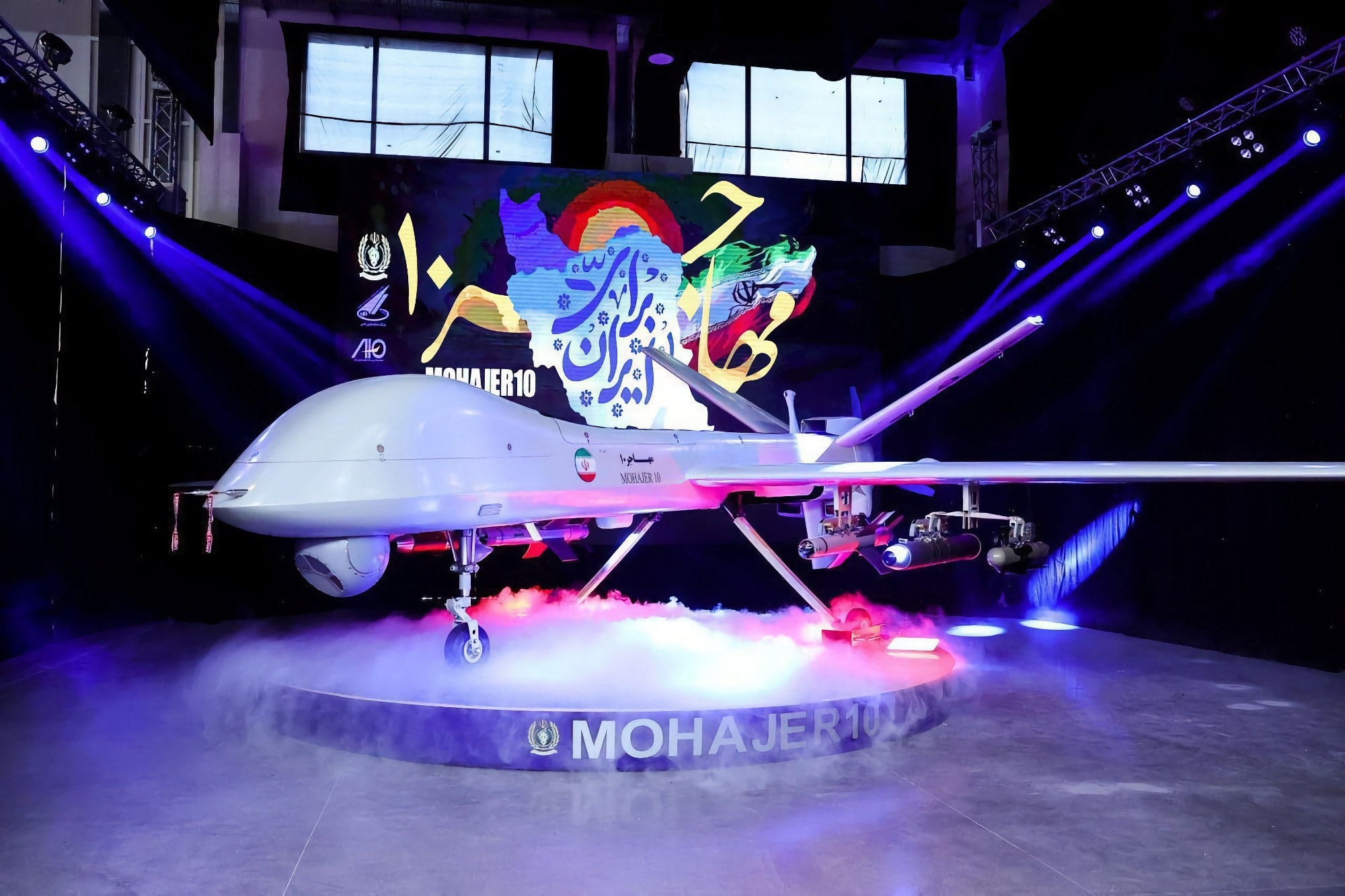 Iran har presenterat attack- och spaningsdrönaren Mohajer-10 med en design som liknar MQ-9 Reaper, den kan flyga i en hastighet av 210 kilometer i timmen upp till 2 000 kilometers avstånd