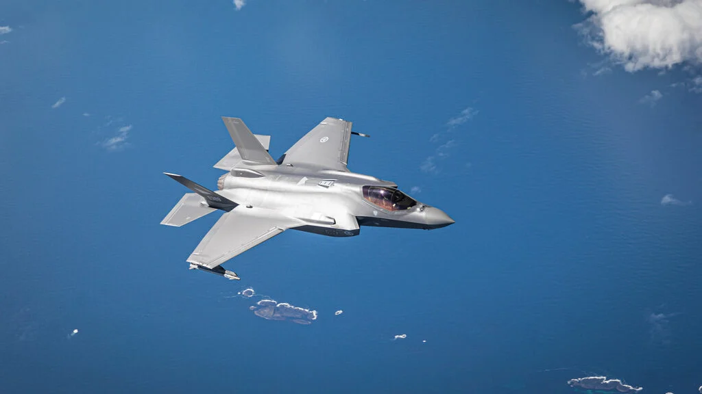 Lockheed Martin slutför monteringen av Belgiens första F-35 Lightning II-plan, men Belgien vägrar att ta emot planet på grund av programvaruproblem med TR-3