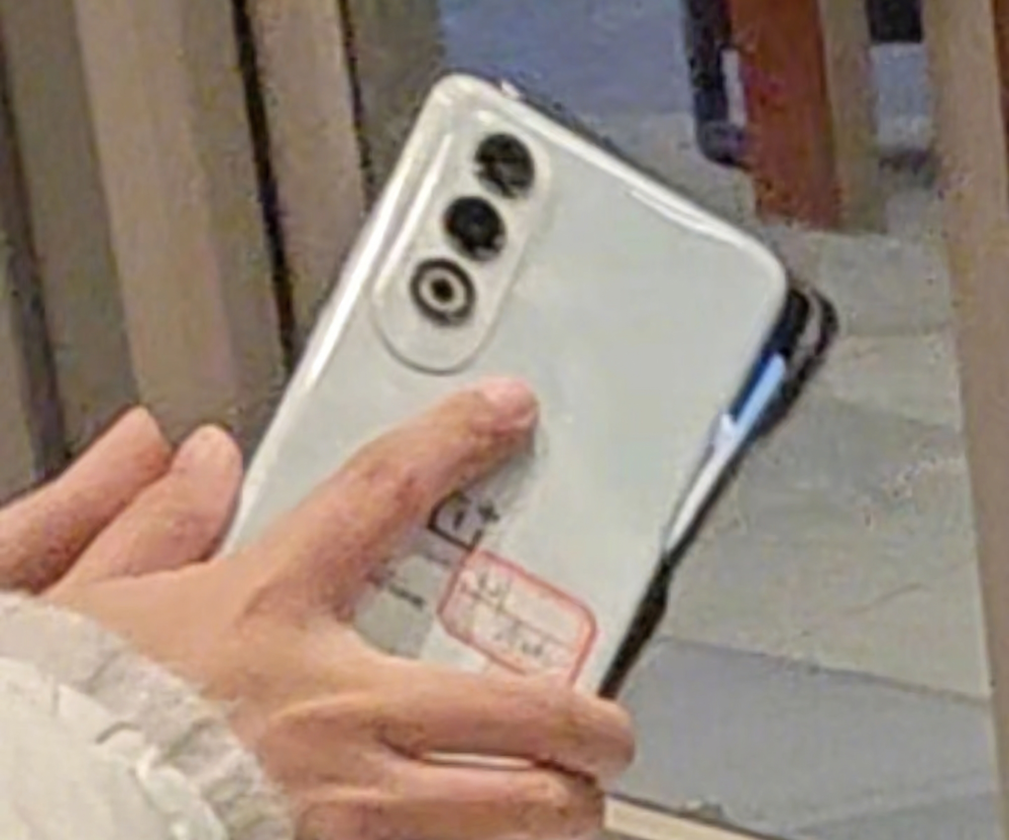 OnePlus Ace 3V (aka OnePlus Nord 4) med en ny design har dykt upp på ett foto