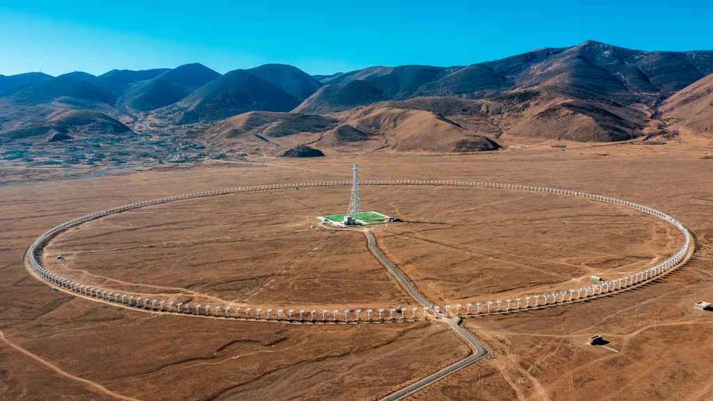 Kina har lanserat världens största solradioteleskop - det har 313 stycken 6 meter långa antenner som är placerade i en cirkel med en diameter på 3,14 km