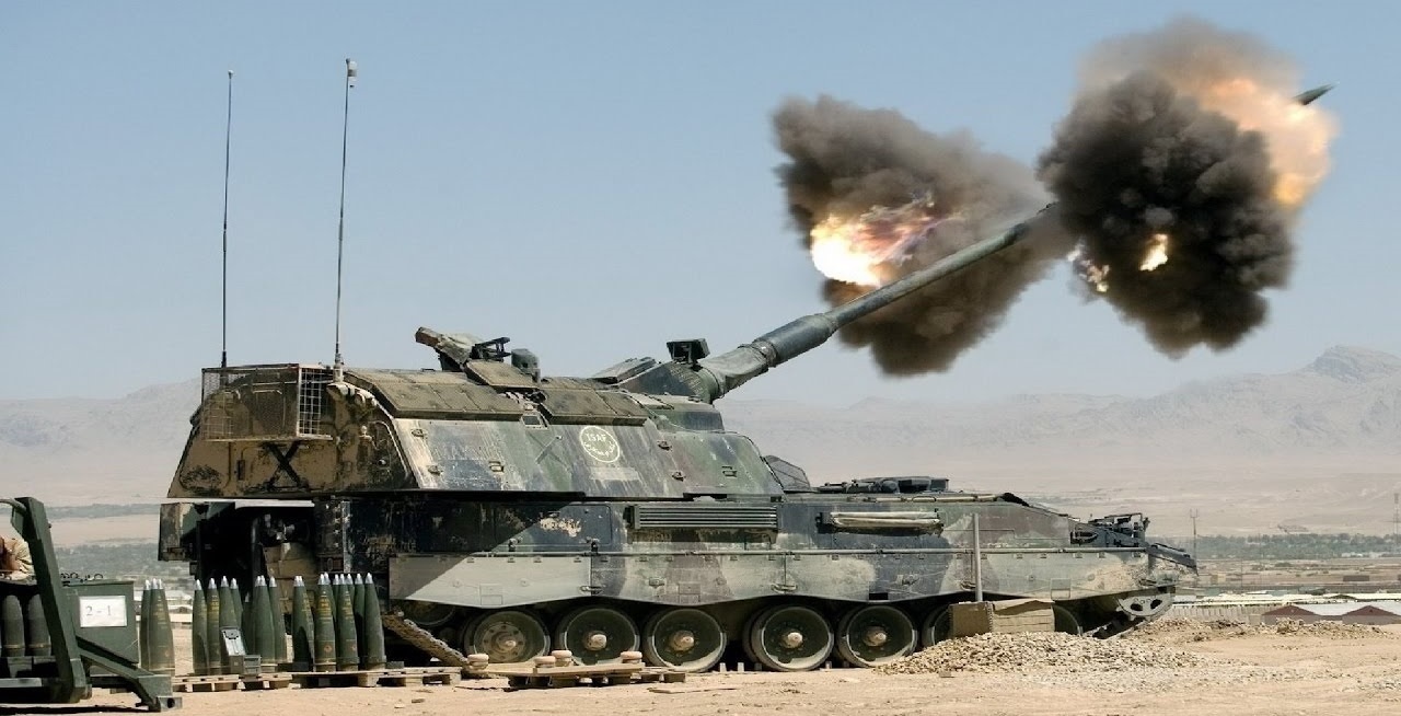 En tysk Panzerhaubitze 2000 haubits förstörde en rysk 2A36 Hyacinth-B kanon