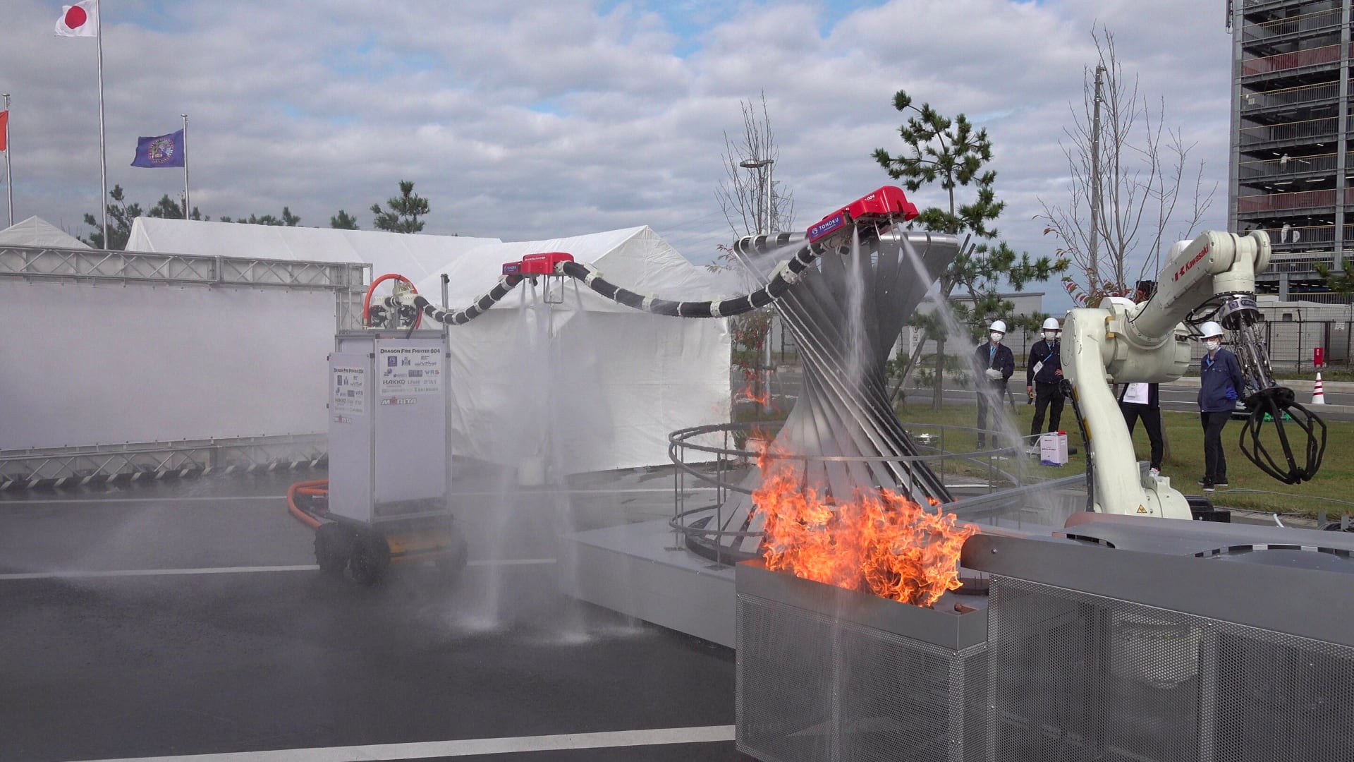 Japanska forskare skapar brandroboten Dragon Firefighter som ser ut som en flygande drake och flyger med vattenstrålar