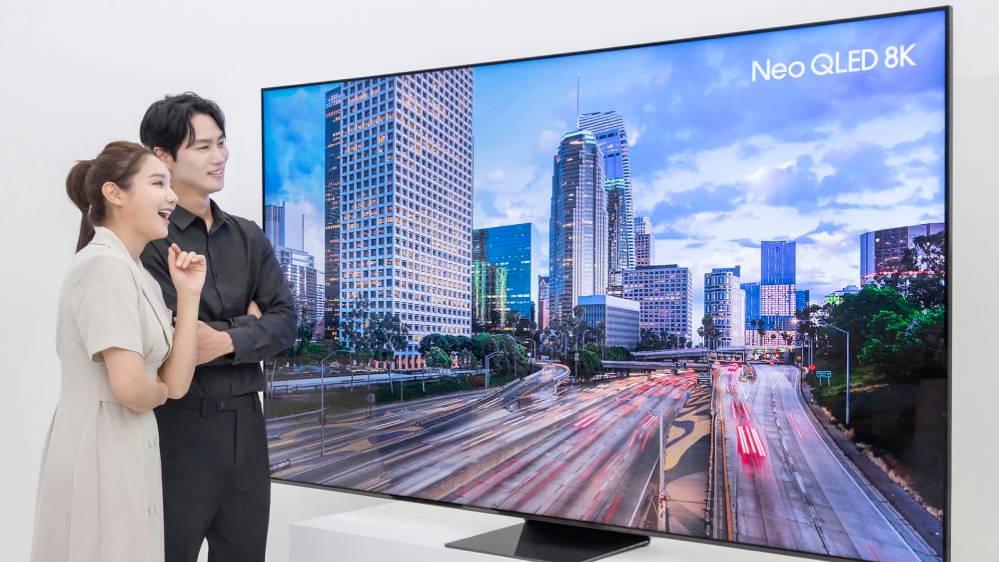 Samsung har presenterat en 98-tums 8K Neo QLED TV med 120W högtalare för 39 000 USD